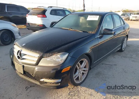 2013 Mercedes-Benz C 250 Sport z USA, uszkodzony, nr VIN WDDGF4HB1DR251854